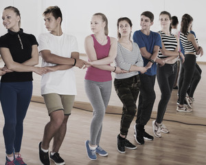 Fototapeta na wymiar Teenagers studying folk dance