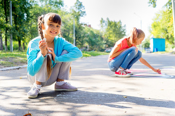Obraz premium Kids drawing with chalk