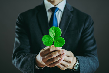 植物を持っているビジネスマン