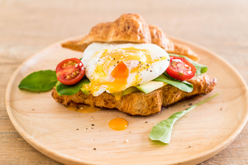egg benedict with avocado, tomatoes and salad