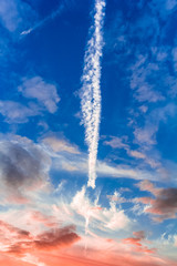 trainées de condensation et cirrostratus, ciel tropical avant le coucher du soleil
