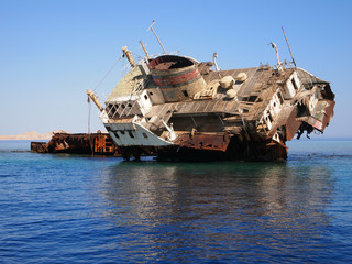 Затонувший корабль на отмели. Красное море, Египет