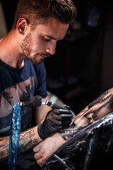 Obraz na płótnie Canvas Professional tattoo artist
