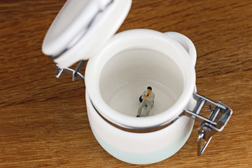 蓋つき容器の中のビジネスマン