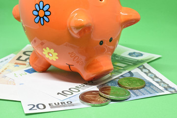 Argent euros epargne pret banque billet pieces BCE CEE europe salaire tirelire