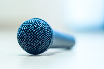 Mikrofon liegend auf Tisch, Befragung