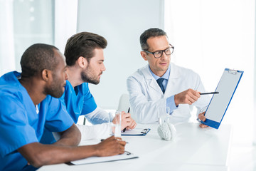 Fototapeta premium team of doctors having conversation
