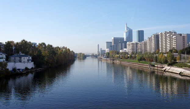 &Icirc;le de la Jatte island and Seine River banks in Paris suburb
