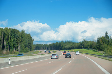 Autobahn nach Stuttgart mit fahrenden Autos, kurve durch den Wald