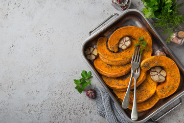 roasted pumpkin slices with spicy herbs and garlic