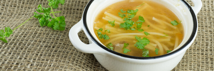 Frische Brühe mit Petersilie und Suppennudeln, Banner