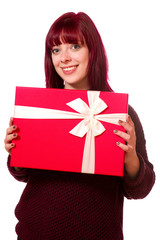 Attraktive junge Frau mit Geschenk 