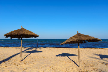 Sonnenschirme am Strand auf Djerba