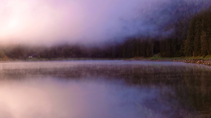 Obraz na płótnie Canvas Lac brumeux au lever du soleil