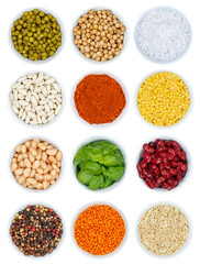 Kräuter und Gewürze Gemüse Sammlung von oben isoliert Hochformat freigestellt Freisteller