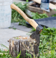 ax thrust in a log in the open air