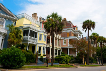 Fototapeta premium Charleston, Karolina Południowa, widok na ulicę w centrum miasta z domami i zabytkową architekturą