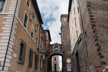 Obraz premium Foreshortening of a narrow street in Rome, Italy