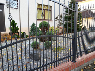 Eisenzaun in grau rostfrei