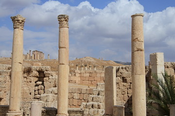 Gewitterwolken über dem Artemis Tempel im antiken Gerasa in Jordanien