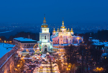 Mooi uitzicht op Kerstmis op Sophia Square in Kiev, Oekraïne. De nieuwjaarsboom van Kiev en de Sint-Sofiakathedraal op de achtergrond