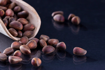 Кедровый орех в деревянной ложке,макро.