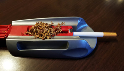 Zigaretten stopfen und Geld sparen