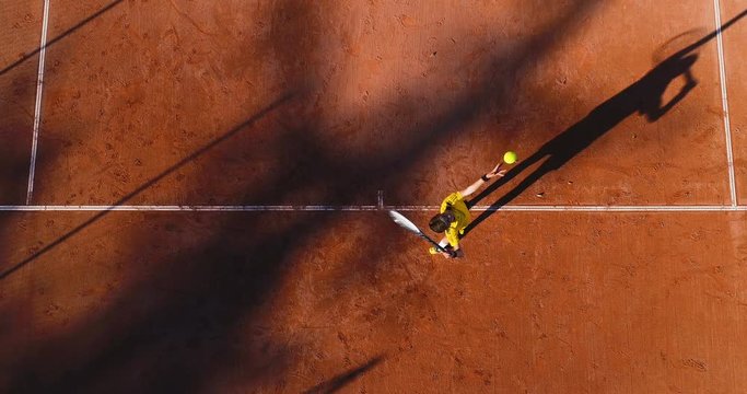 jeunes qui jouent au tennis sur terre battue 