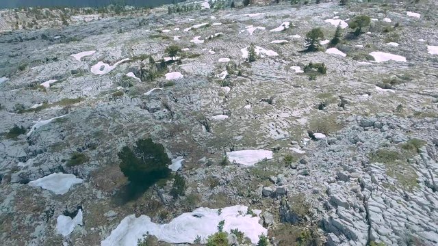 Vue a&eacute;rienne de montagnes avec le Mont-blanc en arri&egrave;re plan -  4K