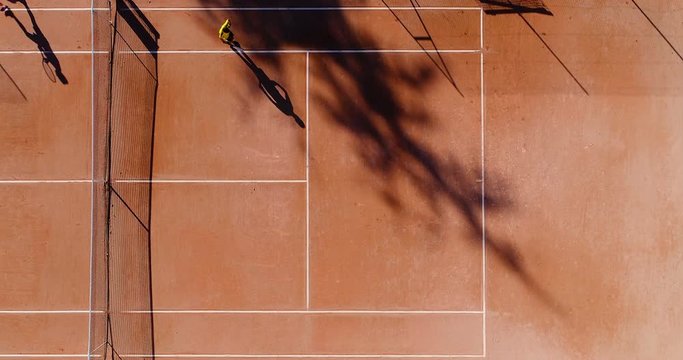 jeunes qui jouent au tennis sur terre battue 