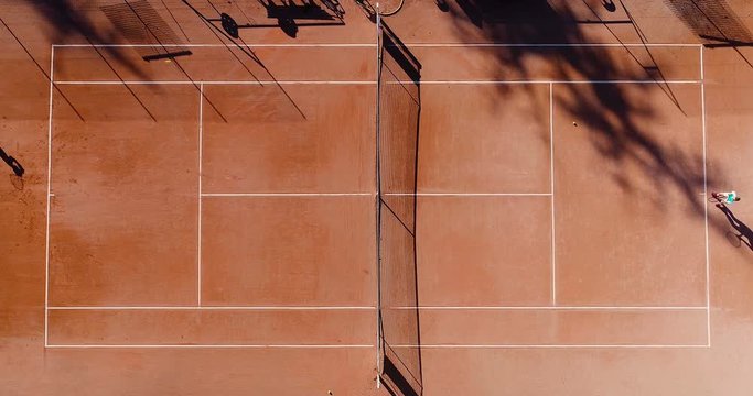 jeunes qui jouent au tennis sur terre battue 