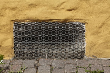 Gitter vor Kellerfenster