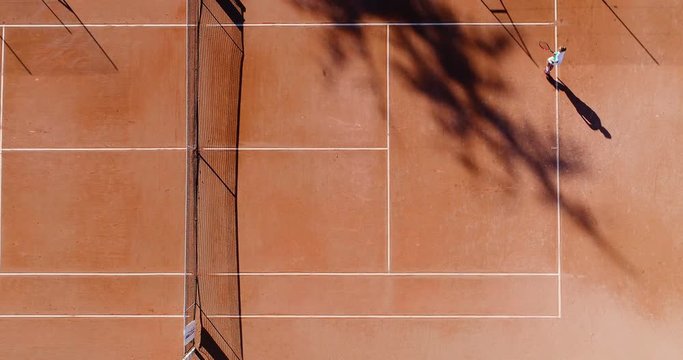 jeunes qui jouent au tennis sur terre battue 