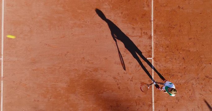 jeunes qui jouent au tennis sur terre battue 