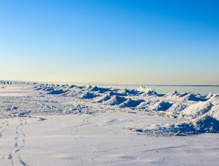 Fototapeta na wymiar Winter beach on the shore of the Gulf of Riga