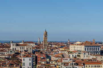 schiefer turm und gebaeude in venedig