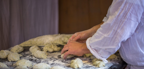 Bäcker formt Gebäck