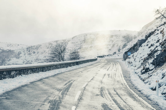 Port of Ordu&ntilde;a in snowy winter, Vizcaya, Basque Country, Spain, Europe