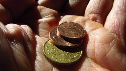 Fototapeta premium Retraité pauvre/quelques pièces dans une vielle main