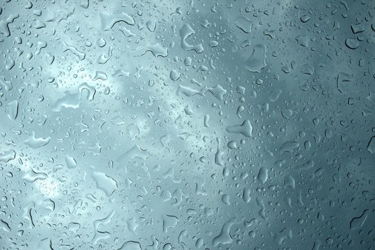 Regentropfen prasseln auf die Windschutzscheibe eines Autos