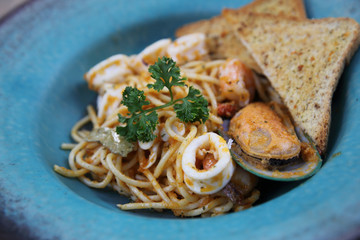 Spaghetti seafood with bread