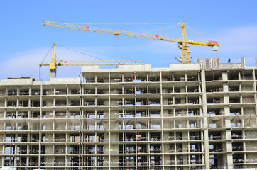 View from the facade to the house under construction.