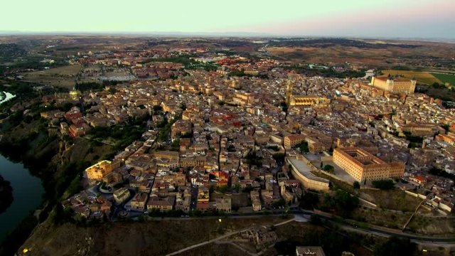 Toledo desde el aire. Toledo es una joya que tiene España. Abrazada por el río Tajo, ofrece entre sus murallas una espectacular muestra de la historia del arte español