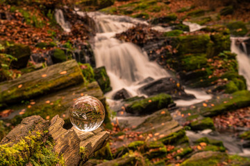 Selkefall im Herbst mit Glaskugel