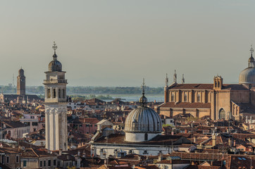 gebaeude und tuerme in der stadt venedig