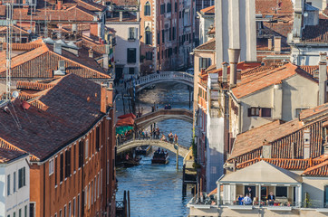 bruecken ueber kanal in venedig