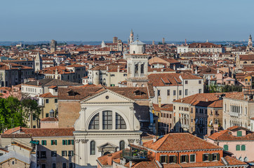 viele alte gebaeude in venedig