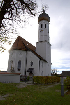 Dorfkirche in Dettendorf, Oberbayern, Deutschland.