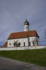 Fototapeta na wymiar Dorfkirche in Dettendorf, Oberbayern, Deutschland.