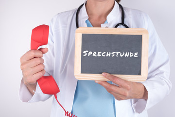 Arzt mit Telefon und Schild zur Sprechstunde
